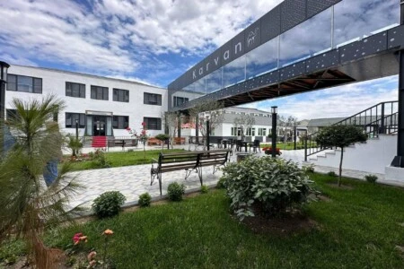 Karvan Hotel - image 1