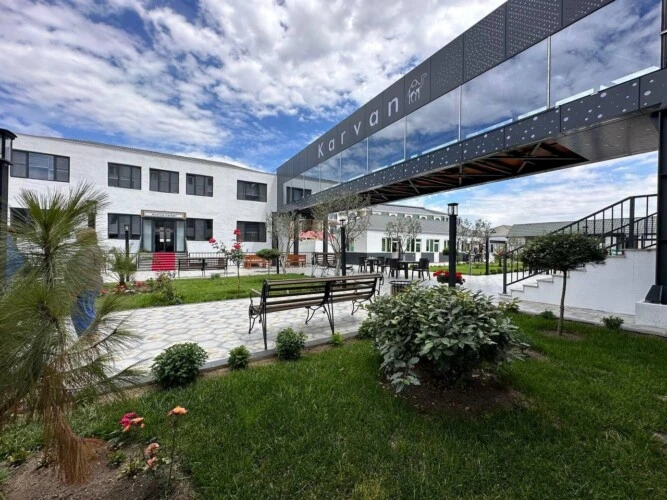 Karvan Hotel - image 1